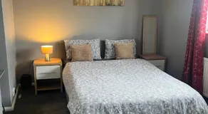 Cozy Private Double Room with Workspace & Garden View - Image 2