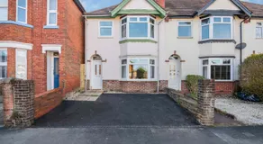 Spacious 3 Bed House, Netflix, Garden, Parking - Image 2