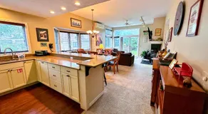 F3 Well appointed Townhome a short walk to the Mount Washington Hotel 1 minute to ski area - Image 3