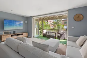 Bright Home Steps From Double Bay Beach - Image 2