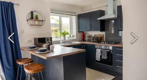 Flamingo Short Lets 4 Bed 4 Bath House Neath Hill - Image 2