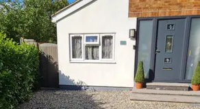 1 Bed Annexe Sleeps 2 -Garden -Harlow Mill Station - Image 4