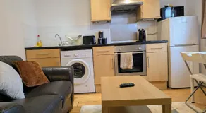 Chandlers Ford 2-bedroom with Free Parking - Image 4