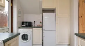 Cosy 3BR Home in Leighton Buzzard Parking Sleeps 5 Walk to Town & Train Near Rushmere Country Park & Leighton Buzzard Railway Perfect for Families & Work Stays - Image 5