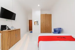 RedDoorz Syariah @ Sakura Hotel Duren Sawit - Image 2