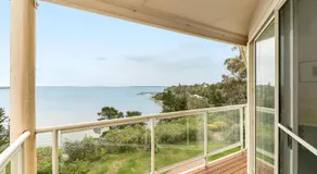 Égine - Une fabuleuse maison contemporaine de 2 étages offrant une vue spectaculaire sur le lac King. - Image 3