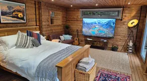 Clarence Cabin, King Bed & Free Parking - Image 2