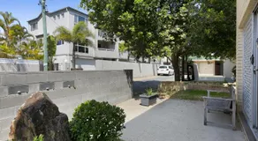 Ground Floor 2-Bed Mermaid Beach Pad with Parking - Image 5