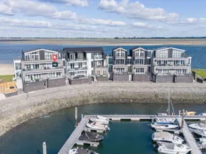 Beachfront apartment with sea-view - Image 3