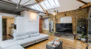 High-Ceiling Apartment in Iconic 1932 Art Deco Factory Conversion, London Bridge - Image 2