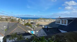 THE STONES St Ives Apartment Panoramic Harbour Views and Onsite Parking - Image 4