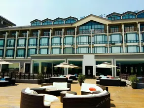 Riverside luxury hotel - Image 4