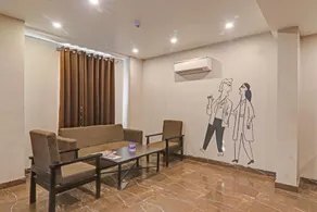 Super Townhouse Amaraa Hotel Near Phoenix Palassio - Image 3
