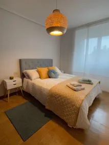 Céntrico y Tranquilo Apartamento con Terraza, 3 Habs y 2 Baños, Garaje incluido - Image 2