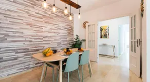 NEW 1st CORNER City center Apartment Ideal for Groups - Image 5