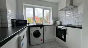 Entire Newly Renovated house -Southampton City - Private Driveway Parking - 4 Bedrooms 5 Beds Sleeps 7 - Great for Friends, Families & Contractors - Image 5