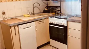 Votre séjour à Sanary DANS BAS DE VILLA avec 1 terrasse végétalisée et abritée exposition Est Sud Ouest à 400m du Centre ville en zone piétonne où tout peut se faire à pied - Image 4