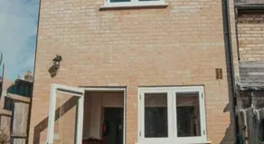 Charming 2 Bedroom Cottage mid town on quiet road, sleeps 4 - Image 3