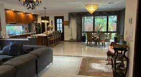 Midby's Elegant Guesthouse - 2 En-suite Rooms & 2 Rooms with Shared Bathroom - Image 2