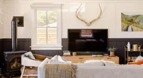 Wild Hair Studio-Stylish Farm Stay w EV charger - Image 2