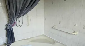 3-Bedroom Bungalow with Parking, Garden, WiFi & Jacuzzi Bath - Image 4
