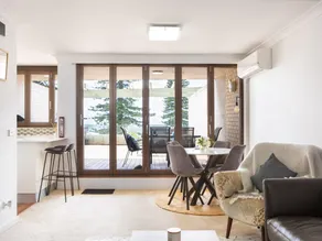 Beachfront Manly Apartment With Balcony  Parking - Image 2