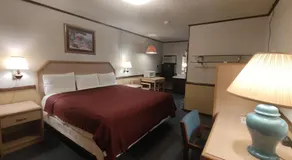 Twin Pine Motel - Image 4