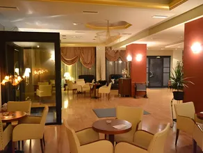 Queens Leriotis Hotel - Image 3