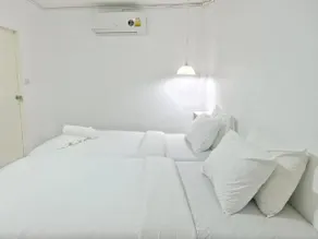 De'white Hotel - Image 2