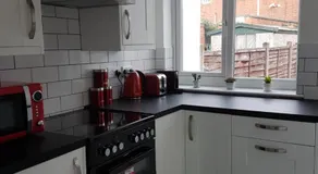 The Wellington - Stylish 3-Bedroom House, Sleeps 8, Ideal for Professionals - Image 3