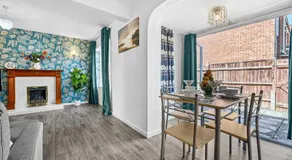 Cozy 3 bedroom house with free parking and near hospital - Image 3