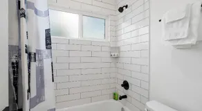 The Oasis - Modern 3BR Near Downtown - Med Center - Stadiums - Image 2