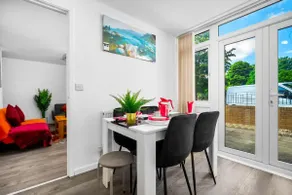 Luxury New House with free Parking - Image 3