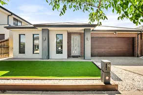 Spacious 4-Bed Home with Private Outdoor Area - Image 4