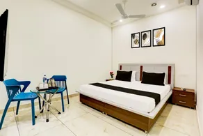 The Crown Hotel - Image 2