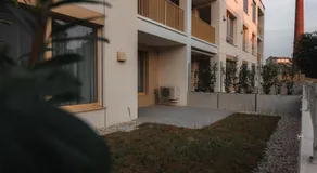 Nový Apartmán so záhradou a garážou pri centre - Image 4