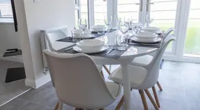 5 Swiftsure - Stunning 4 Bed Home, free parking - Image 3