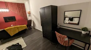 Cozy 1 Bed Apartment with Kitchen in Town - Image 5
