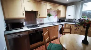 London 2 double bedrooms 2 Bathrooms Holiday Home - Parking SKYSPORTS, NETFLIX - 2 - 3 minutes walk to the Train station - 19min to London Liverpool Street fast Internet GROUND FLOOR 100s of shops restaurants bakeries 24-hour ASDA superstore, Major hospi - Image 4