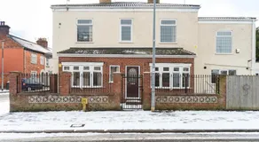 Thy Grace 3 Bedroom 2 Shower Room Central Location- Newland Ave - Image 5