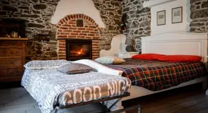 Chalet in pietra e legno con caminetto - Image 2