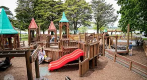 Lakeside Bliss, Perfect Location Guesthouse - Image 4