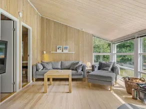 Holiday home with spacious garden - Image 4