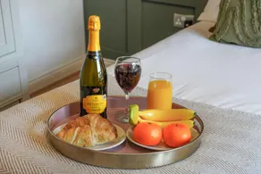 Stylish Flat • City Centre • Sleep 5 • Free Parking • Fast Wifi • Smart TV • Yoko Property - Image 4