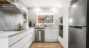 Spacious Beachmere Retreat - Walk to the Bay - Image 2
