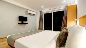FabHotel Golden Moment - Image 4