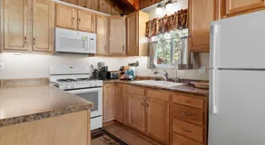 Hythe Cabin - Adorable Cabin, Fireplace, Deck, Barbecue - Image 4