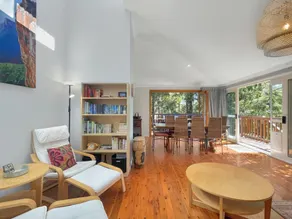Riverside 3-Bed Townhouse with Spacious Deck  BBQ - Image 2
