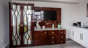 Cali King Size One Bedroom Luxurious Suite in DTSD - Image 3