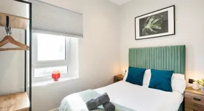 Modern Central Apartment - King Size Bed - Free Parking - Image 2